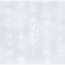 Hvid tone-i-tone med skrifttegn