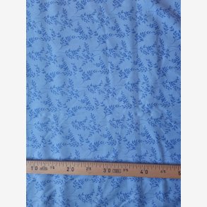 Behind the Quilt - bred. Bl kviste p lysebl baggrund