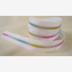 Taskelynls i meterml 2,3 m - hvid metallic regnbuefarvet